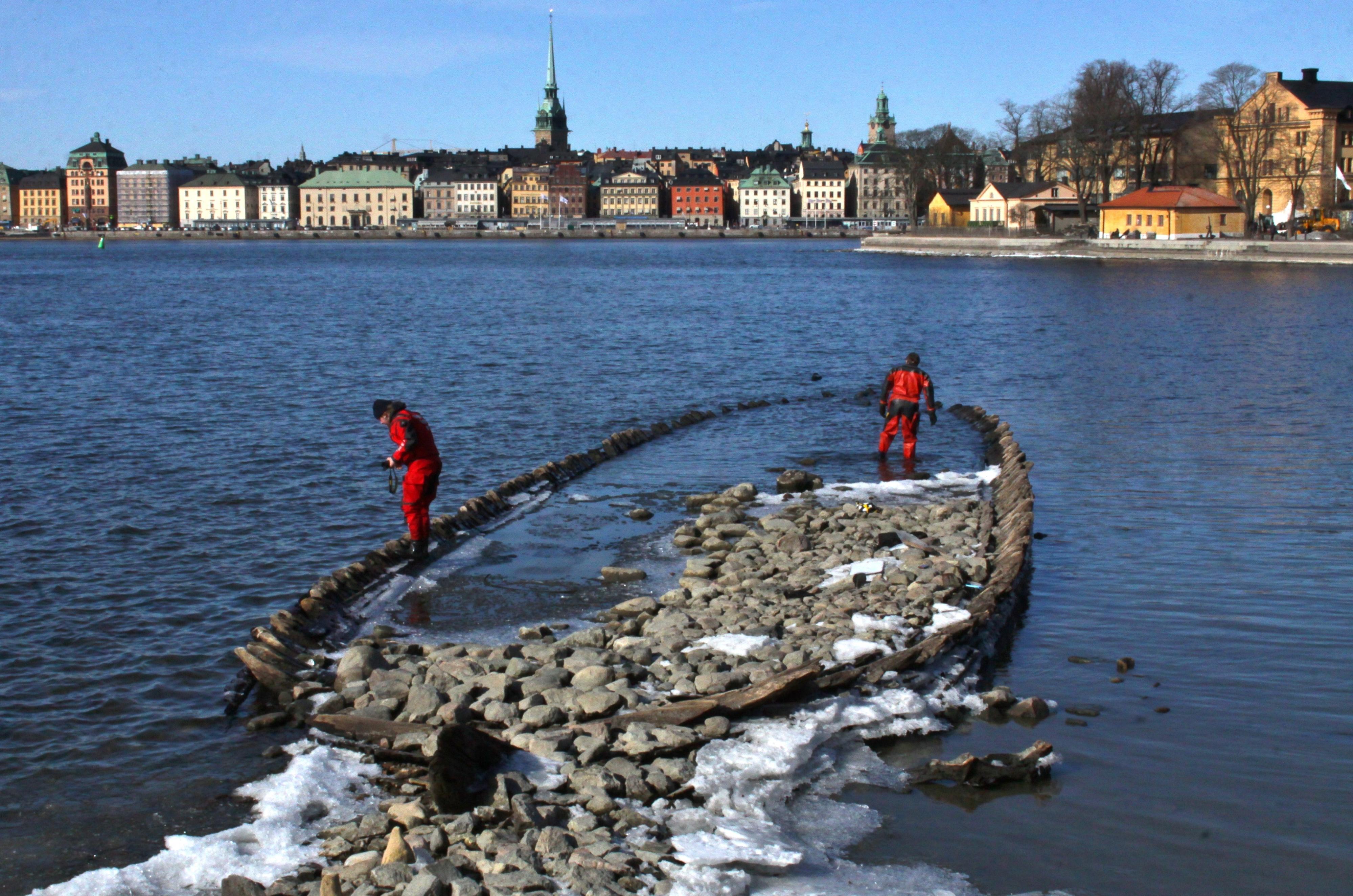 Marinarkeologer undersöker Kastellholmsvraket år 2013, när vattnet var ovanligt lågt. Foto: Björk, Cathy / Sjöhistoriska museet